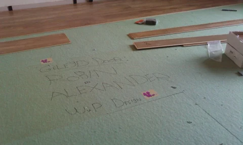 Natuurlijk hebben we net als in de woonkamer onze naam ook nog is onder de vloer mee gelegd