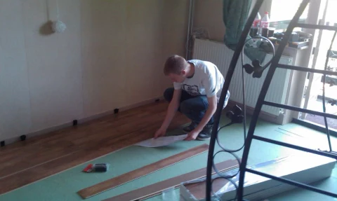 Robin die zijn aantekeningen onder het laminaat legde of zo :|