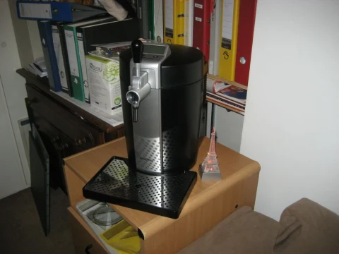 Jajah me nieuwe aanwinst, mooie BeerTender en daarnaat het IJffeltortentje die Robin nog meegenomen had uit Parijs.